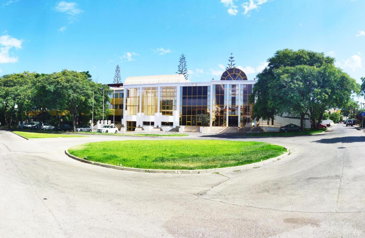 Moradia Geminada V0 - Localizacao Central - Privada Quarteira Bagian luar foto
